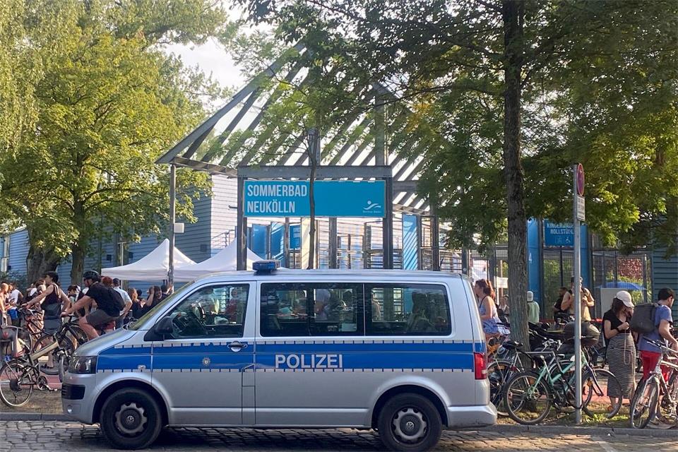 391 Einsätze absolvierte die Berliner Polizei in und vor Schwimmbädern im Sommer. (Archivbild)Anja Mia Neumann/dpa