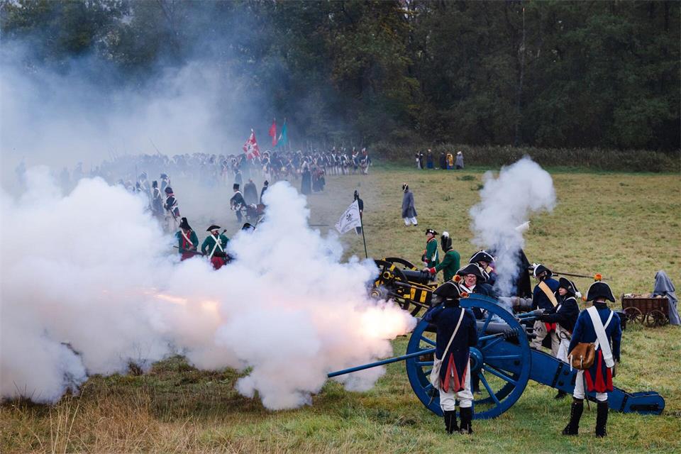 40 Kavalleristen und 18 Kanonen gehörten zur Nachstellung auf dem historischen Schlachtfeld vor Jena.Michael Reichel/dpa