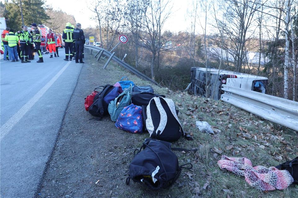 40 Kinder und Jugendliche waren unter den Fahrgästen in dem Bus, der von der Straße abkam und auf die Seite kippte. Bodo Schackow/dpa