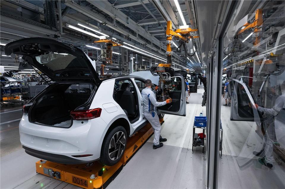 40 Prozent aller vollelektrischen Autos, die in Deutschland produziert werden, stammen aus dem Freistaat (Archivbild) Hendrik Schmidt/dpa