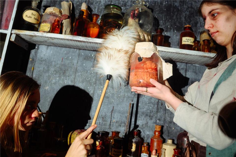 40 Schauspielerinnen und Schauspieler sorgen in mehr als 20 Show-Räumen für gruselige Unterhaltung.Gregor Fischer/dpa