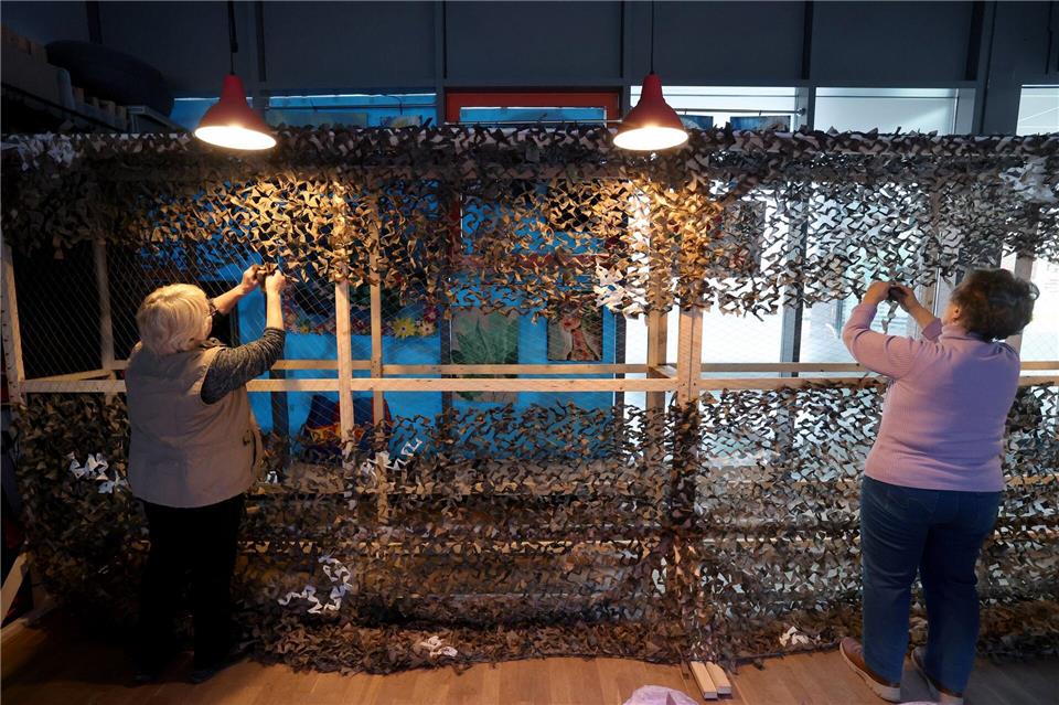 40 bis 50 ehrenamtliche Helfer zählt das Projekt der Tarnnetz-Knüpferei in Rostock-Toitenwinkel.Bernd Wüstneck/dpa