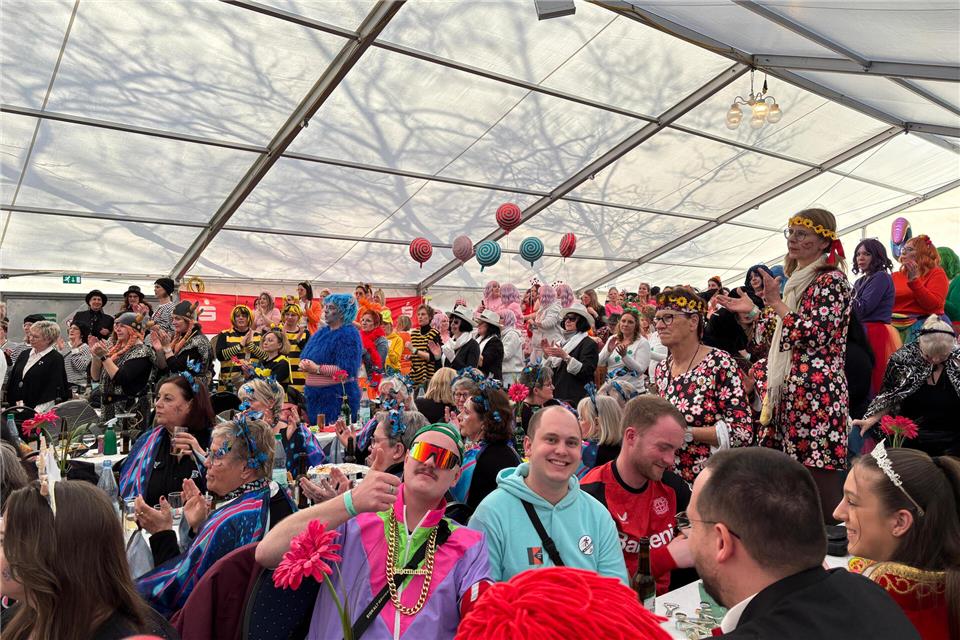 400 Gäste sind zur Altweiberbütt ins Festzelt auf dem Leineweberplatz gekommen.