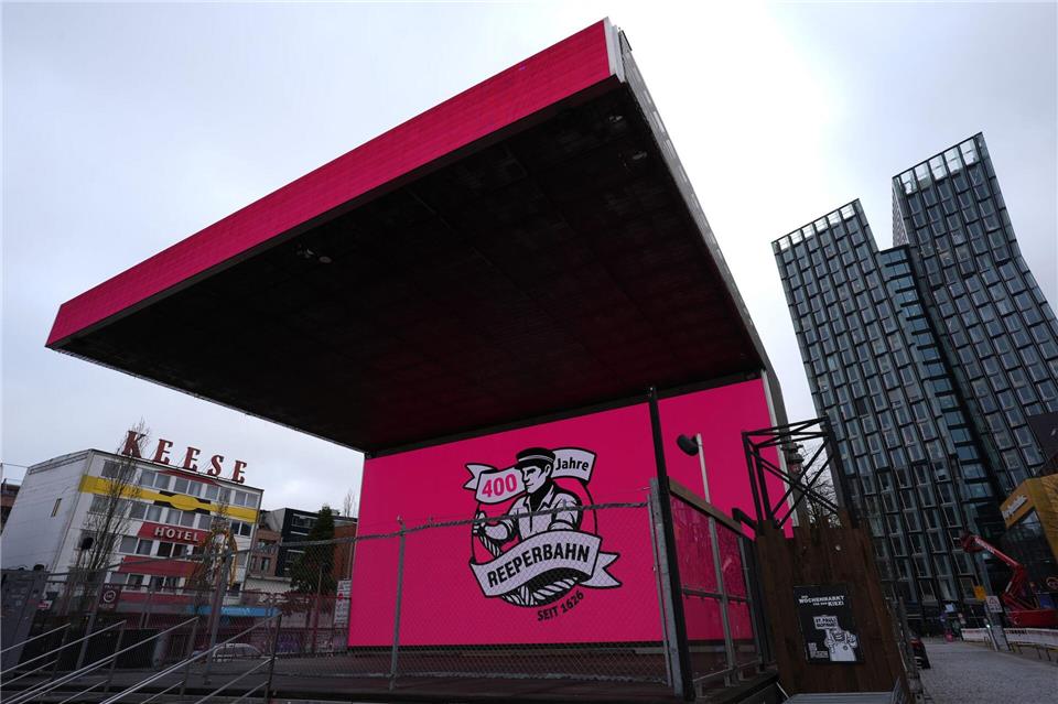 400 Jahre Reeperbahn steht auf dieser Multimedia-Leinwand auf dem Spielbudenplatz: Die Meile feiert runden Geburtstag.Marcus Brandt/dpa/dpa-tmn