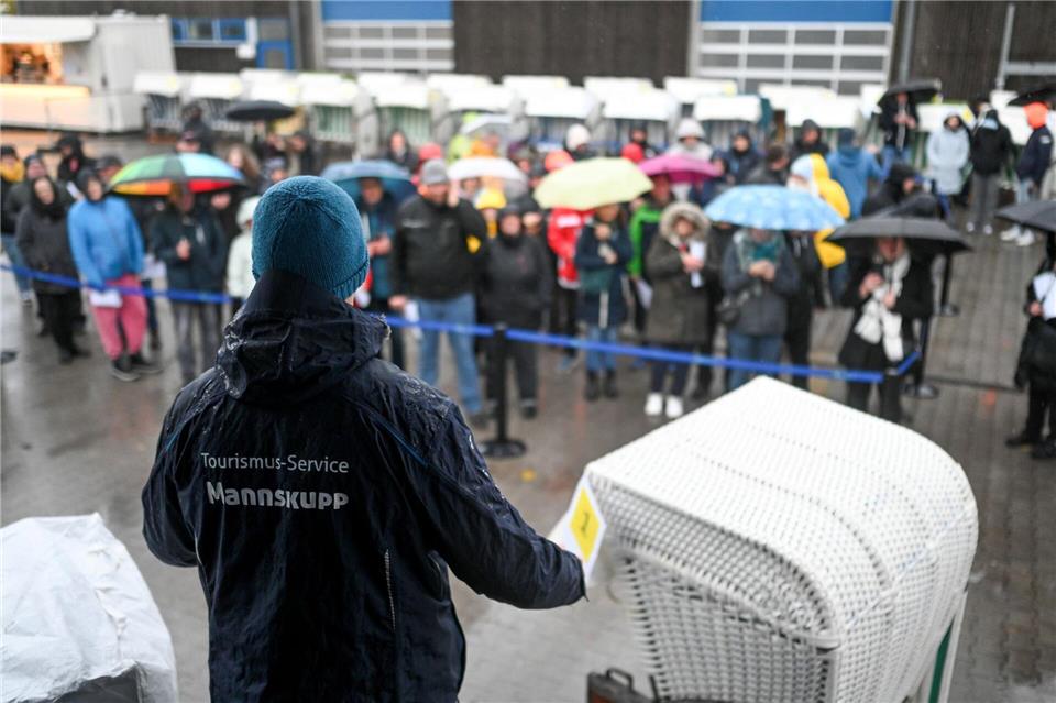 Ausrangierte Strandkörbe kommen unter den Hammer 41 gebrauchte Strandmöbel und zehn Hundestrandkörbe kamen nun bei der Auktion unter den Hammer. Lars Penning/dpa