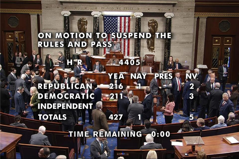 427 der Abgeordneten stimmten für die Veröffentlichung der Akten, nur ein Republikaner votierte mit Nein.House Television/AP/dpa