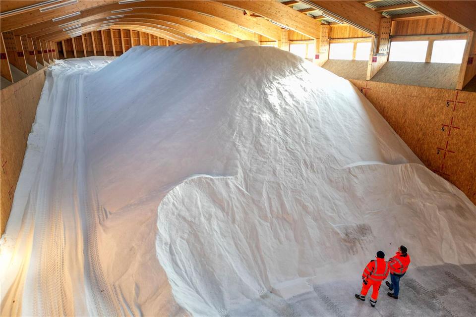 4.400 Tonnen Streusalz lagern in der Salzhalle der Stadtreinigung Leipzig.Jan Woitas/dpa