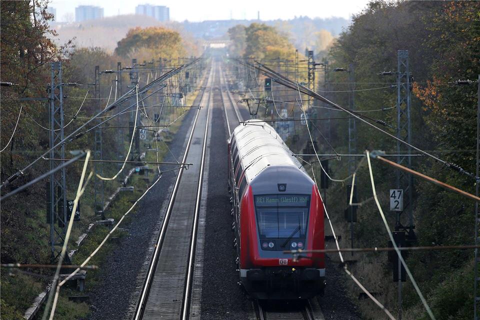 45 Minuten Vollsperrung: Ein Feuer hat den Bahnverkehr zwischen Köln und Aachen vorübergehend gestoppt. (Symbolbild)Oliver Berg/dpa