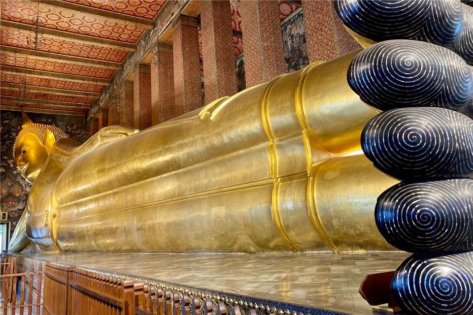 46 Meter lang und 15 Meter hoch: der goldene Buddha im Wat Pho.Carola Frentzen/dpa