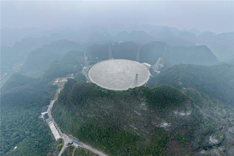 500 Meter Durchmesser: Gigantisches Radioteleskop in GuizhouOu Dongqu/XinHua/dpa