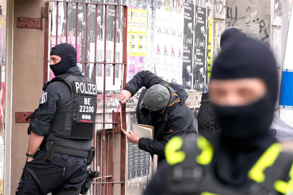 500 Polizisten waren bei der Razzia im Einsatz. (Archivbild)Soeren Stache/dpa