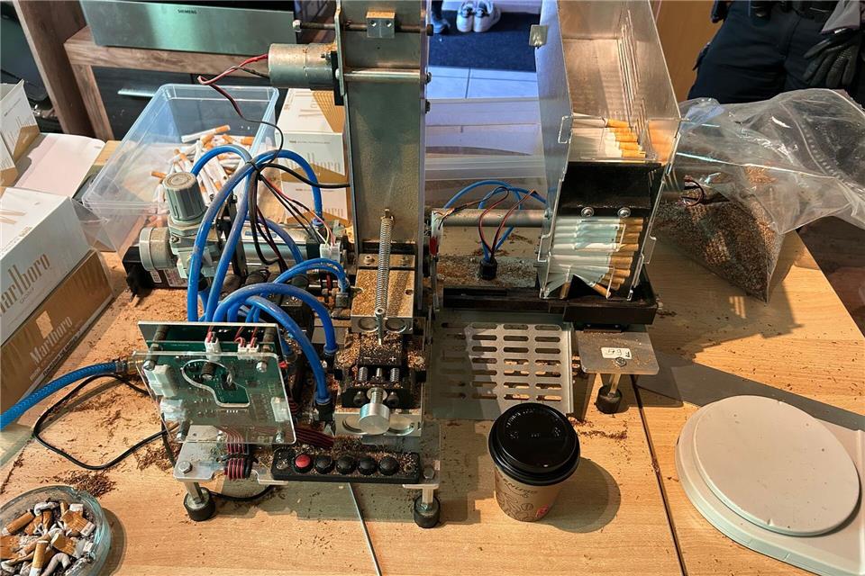 500 Zigaretten pro Stunde konnte die Maschine fertigstellen.Hauptzollamt München/dpa