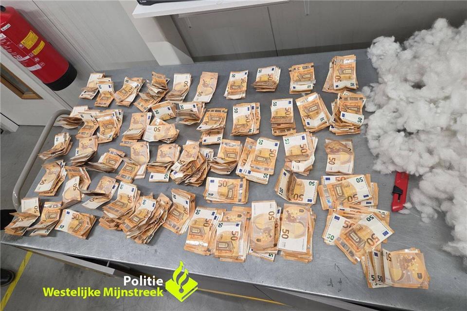50.000 Euro hat die niederländische Polizei in einem Teddy versteckt entdeckt.---/Politie Westelijke Mijnstreek/dpa