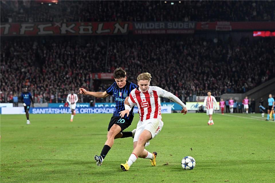 50.000 Zuschauer bei einem Junioren-Spiel: Der Kölner U19-Spieler Fynn Schenten und Mattia Mosconi von Inter Mailand kämpfen um den Ball.Federico Gambarini/dpa