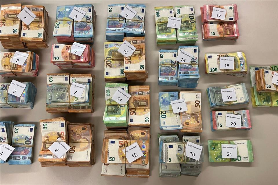 500.000 Euro Bargeld fanden die Schleierfahnder in dem Versteck. (Handout)-/KPI Niederbayern/dpa