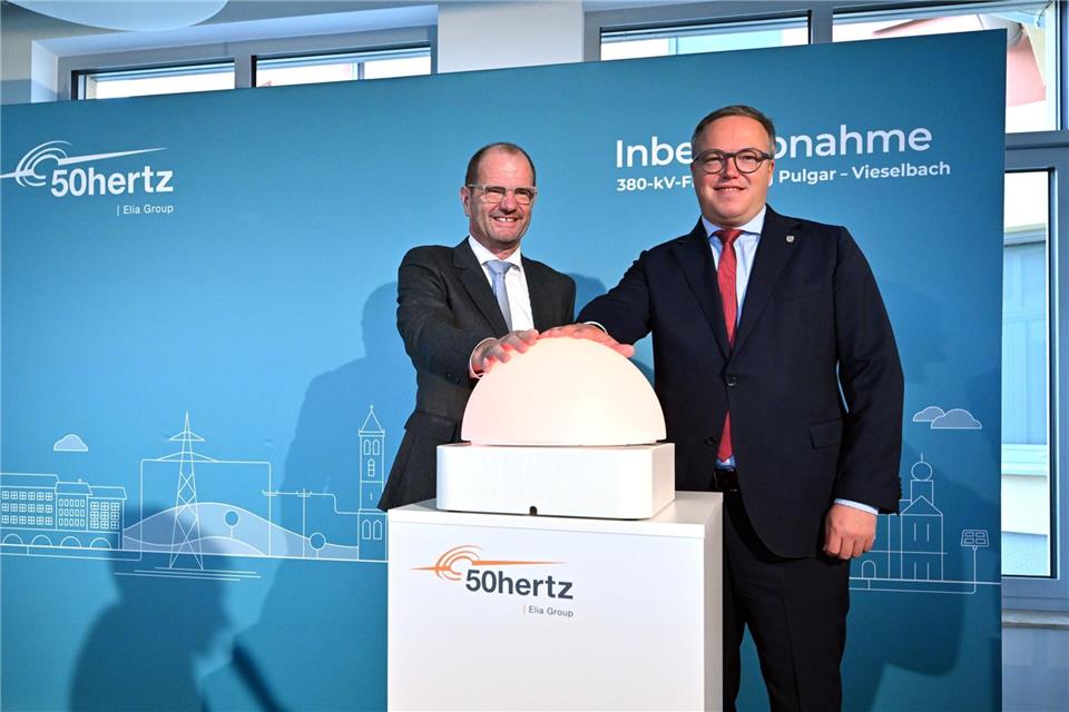Neue Stromtrasse bringt 40 Prozent mehr Netz-Kapazität 50Hertz-Geschäftführer Stefan Kapferer (l) und Thüringens Ministerpräsident Mario Voigt (CDU) drücken einen symbolischen Startknopf. Die neue Leitung ist 105 Kilometer lang. Martin Schutt/dpa
