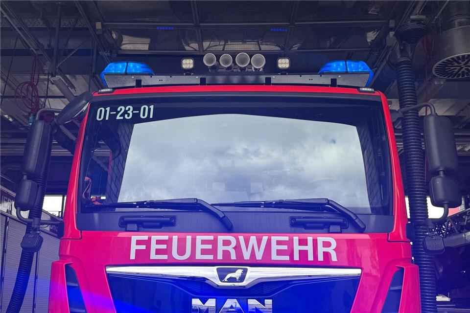 52 Kräfte der Feuerwehr waren im Einsatz, um den Brand in der Scheune zu löschen. (Symbolbild)Sabina Crisan/dpa