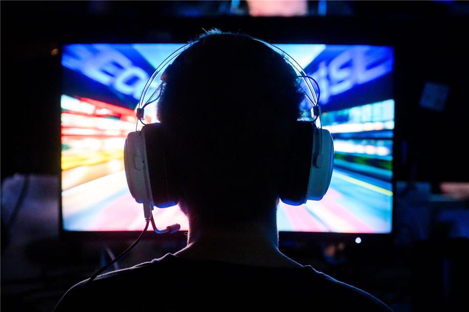 52 Prozent der Menschen in Deutschland spielen zumindest hin und wieder Video- oder Computerspiele. (Symbolbild)Julian Stratenschulte/dpa