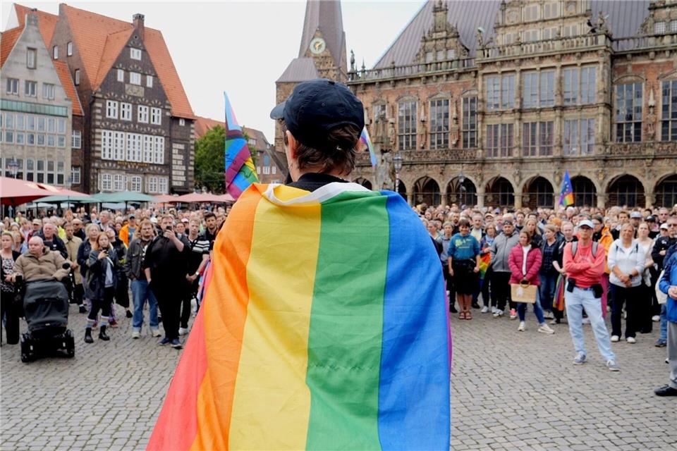 550 Menschen kommen zur Mahnwache in Bremen. Jörn Hüneke/XOYO Film/dpa