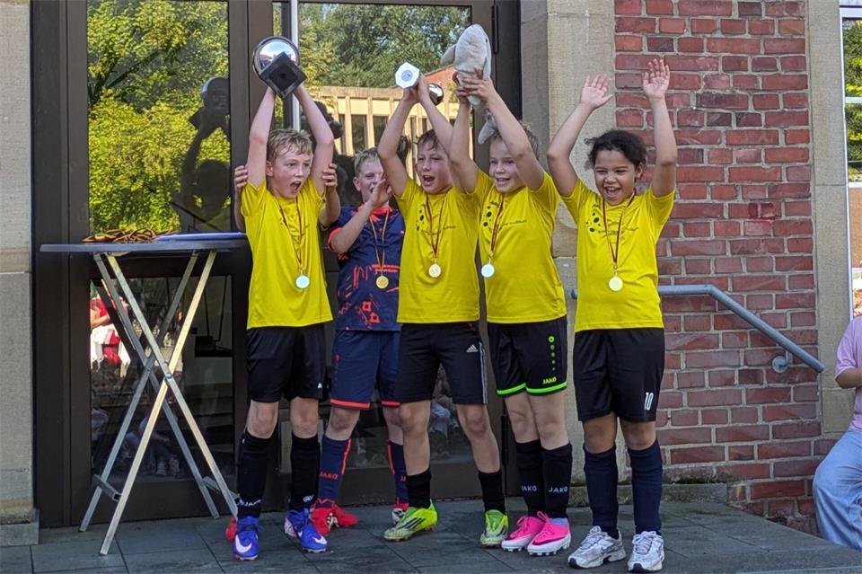 550 Schüler spielten in Burlo um den Ranzencup. Schüler der Engelradingschule in Marbeck gewannen.