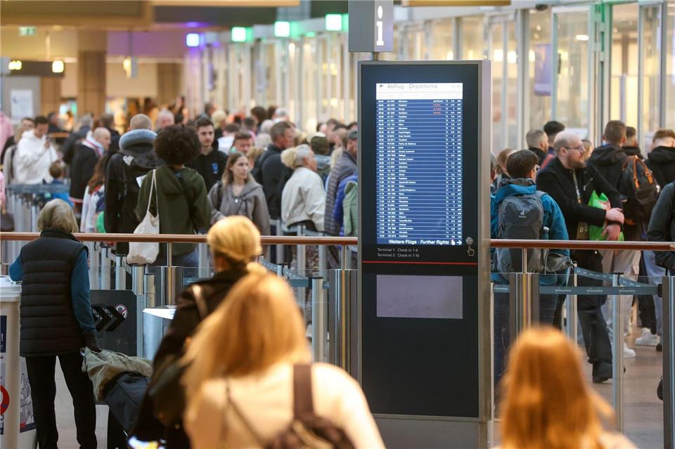 55.000 Passagiere wurden am Freitag am Hamburger Flughafen abgefertigt. Bodo Marks/dpa