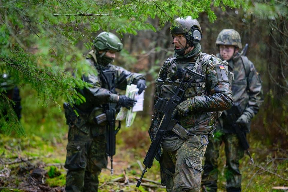 57 Prozent der Befragten befürworten die Absicht, zwei Prozent oder mehr des Bruttoinlandsprodukts in die Verteidigung Deutschlands zu investieren.