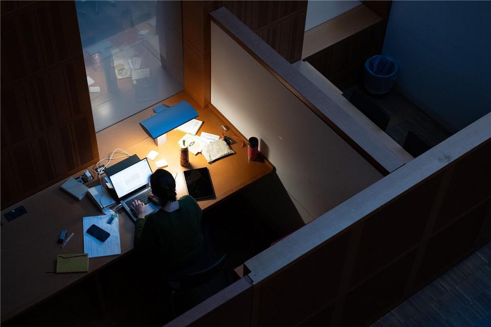 58 Prozent fühlen sich durch Schule, Studium oder den Beruf gestresst. (Symbolbild)Sebastian Kahnert/dpa