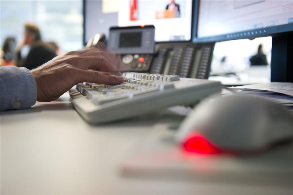 59 Prozent der älteren Beschäftigten wollen einer Umfrage zufolge früher in Rente. (Symbolbild)Daniel Naupold/dpa