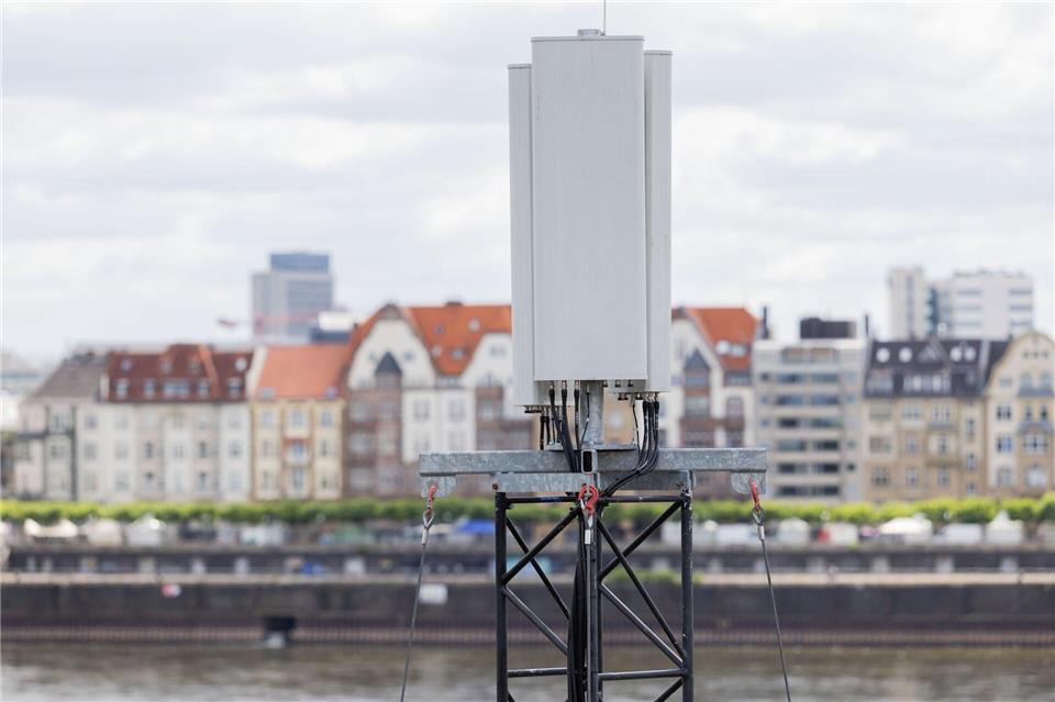 5G-Antennen am Düsseldorfer Rheinufer - da dürfte die Verbindung ziemlich gut sein.Rolf Vennenbernd/dpa