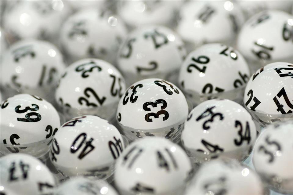 6 Richtige aus der Urne der 49: Wer noch die Superzahl richtig getippt hat, freut sich über den Lotto-Jackpot.Fredrik von Erichsen/dpa/dpa-tmn