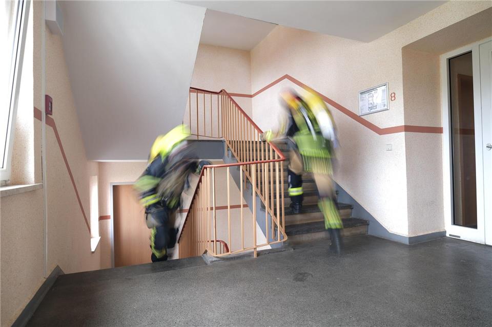 60 Feuerwehrleute rannte in Zweierteams das Hochhaus hinauf.Sebastian Willnow/dpa
