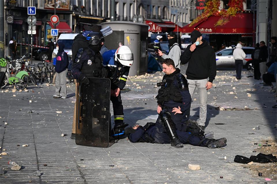 60 Polizisten wurden bei den Demonstrationen verletzt.Emma Da Silva/AP/dpa