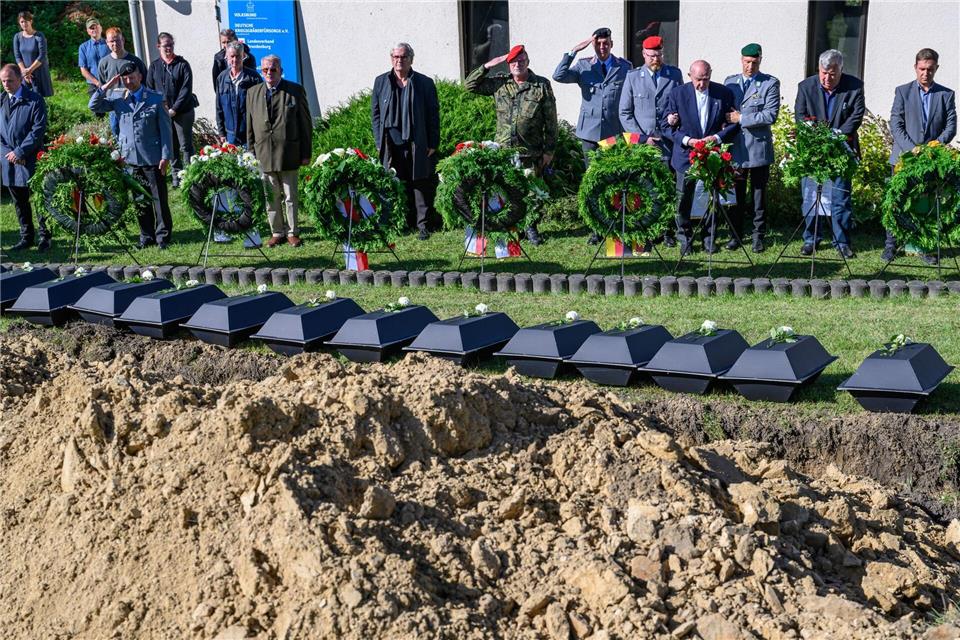 Zweiter Weltkrieg: 60 tote Soldaten in Lietzen eingebettet 60 Soldaten wurden am Dienstag in Lietzen zur letzten Ruhe gebettet.Patrick Pleul/dpa