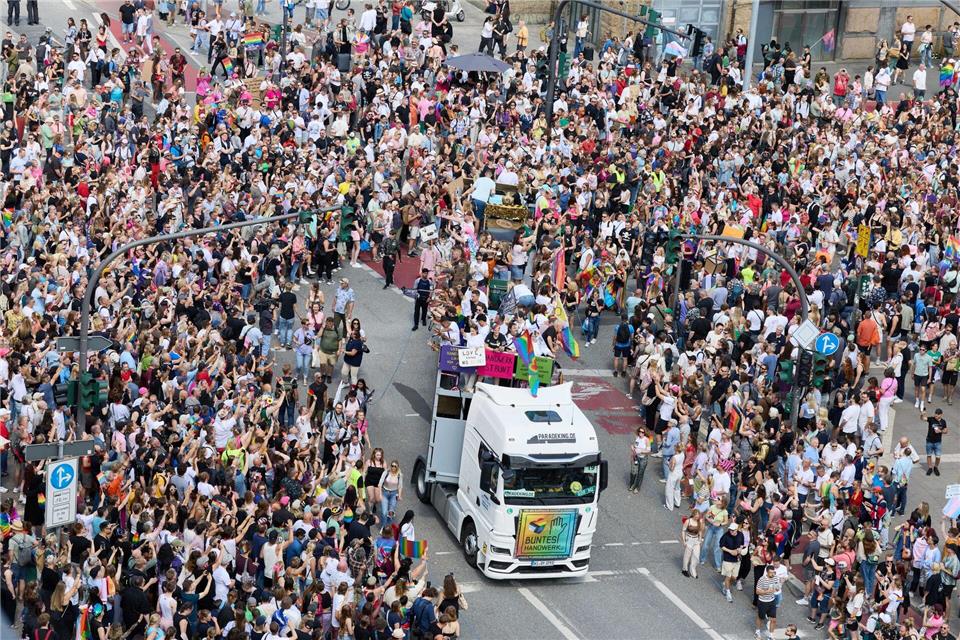 60 große Lastwagen fahren als bewegliche Bühnen in der Demonstration mit.Georg Wendt/dpa