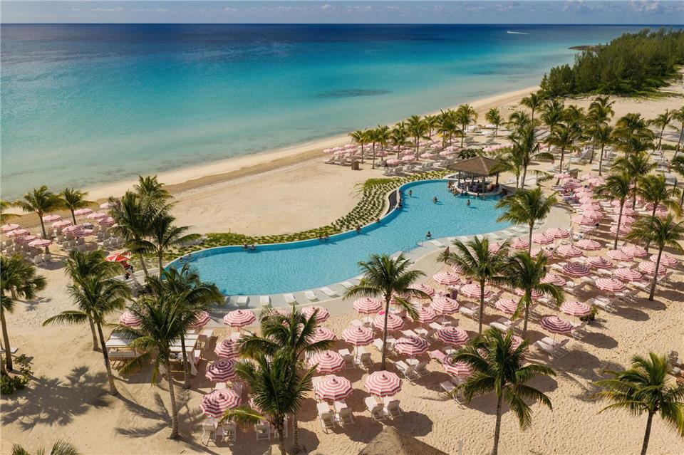 600 Millionen US-Dollar hat Carnival nach eigenen Angaben in die neue Celebration Key investiert. Ohne Superlative geht es dann natürlich nicht: So soll das Resort etwa die weltgrößte Swim-up-Bar haben, mit 166 Sitzplätzen - im Wasser. Princess Cruise Line/dpa-tmn