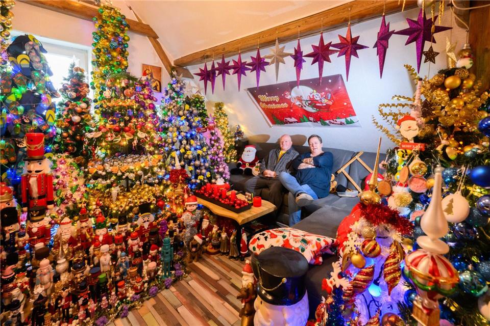 621 Weihnachtsbäume mit weit über 125.000 Christbaumkugeln und 50.000 Lichtern: Zur Adventszeit erstrahlt das Haus der Familie Jeromin als kunterbunte Weihnachtswelt. Julian Stratenschulte/dpa