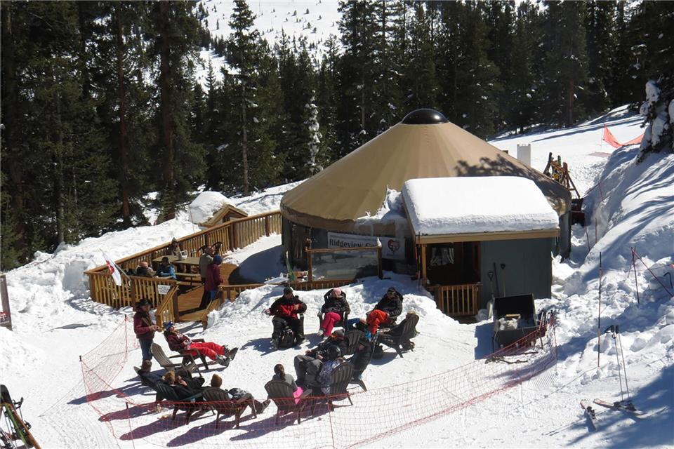 64 Abfahrten, fünf Lifte und eine Jurte als Bergstation entdecken die Sportler in Ski Cooper.Ski Cooper/dpa-tmn