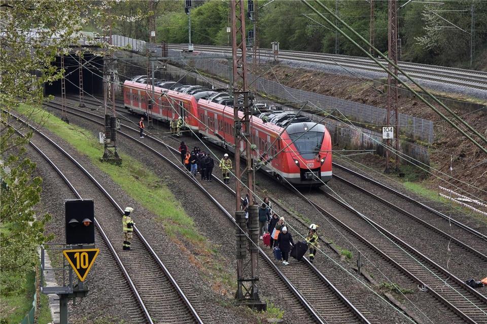 65 Fahrgäste mussten evakuiert werden.-/Feuerwehr Haan/dpa
