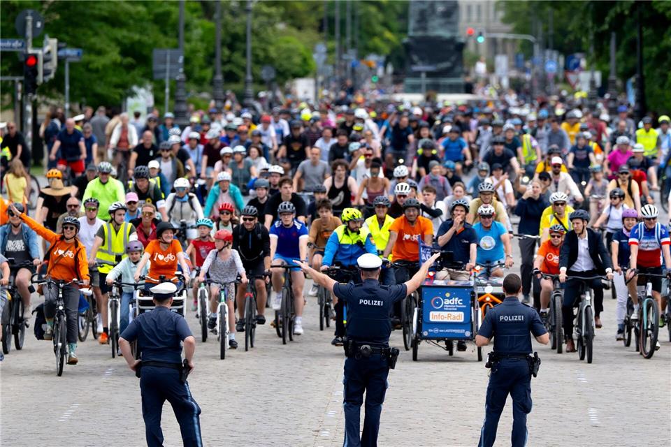 6.500 Menschen nahmen laut Polizei an der Fahrt teil. Sven Hoppe/dpa