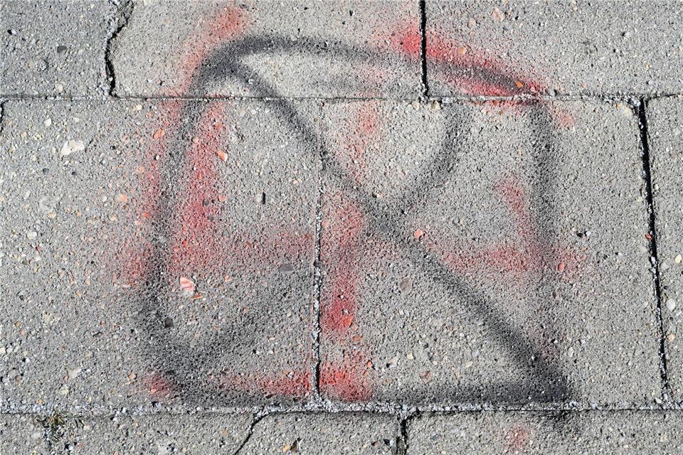 694 rechte Straftaten in nur drei Monaten - darunter waren im dritten Quartal dieses Jahres auch körperliche Attacken. (Symbolbild)Patrick Pleul/dpa