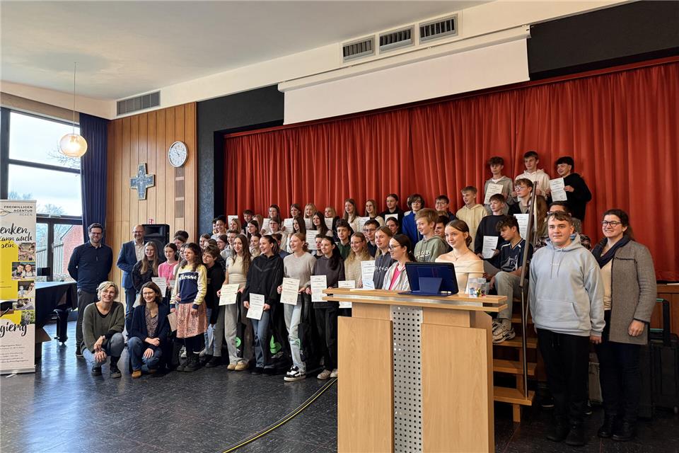 72 Schüler nahmen gestern ihren „Sozialführerschein“ in der Aula des Maria Veener Gymnasiums entgegen.