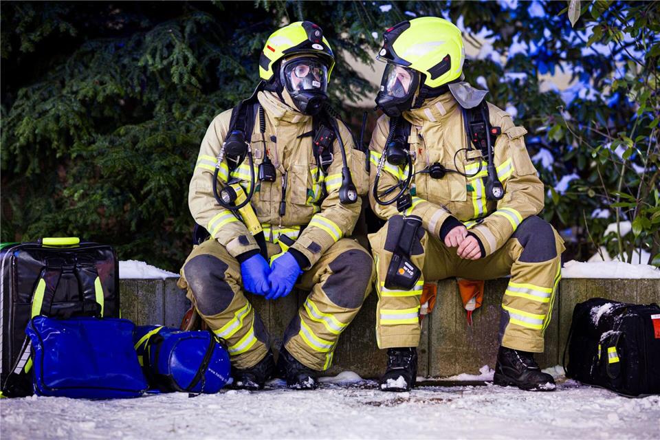 75 Einsatzkräfte kämpfen vor Ort gegen die Flammen.Moritz Frankenberg/dpa