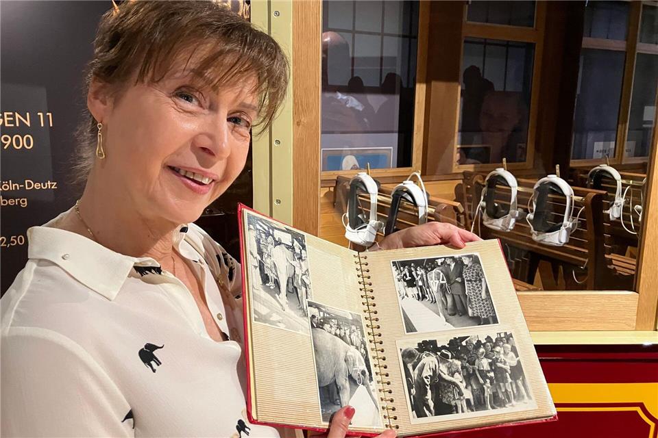 Tuffi-Bilder im Museum - Foto vom Elefantensturz gab es nie 75 Jahre nach dem Sturz von Tuffi übergibt Gina Althoff ein Fotoalbum an das Schwebebahnmuseum in Wuppertal.Volker Danisch/dpa