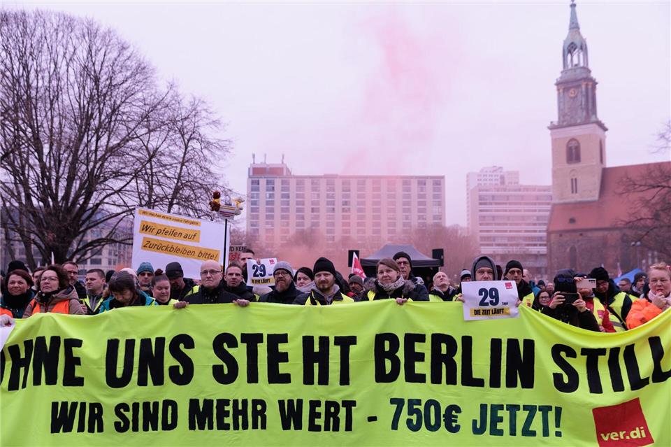 750 Euro mehr im Monat wollte Verdi haben. (Archivbild)Carsten Koall/dpa