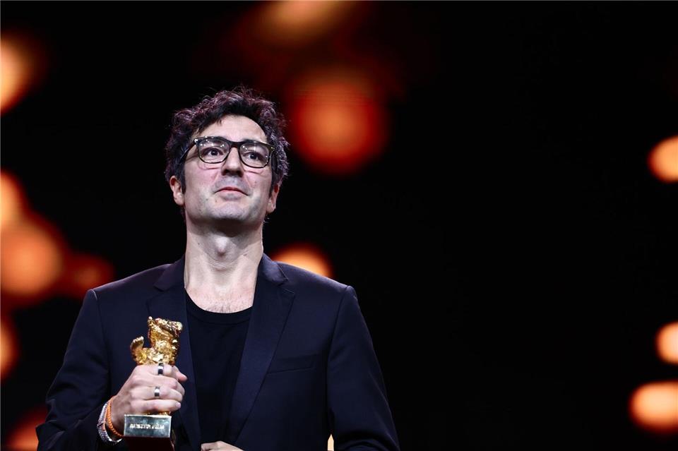76. Berlinale - Ilker Çatak, Regisseur des Films „Gelbe Briefe“ (Yellow Letters), erhält den Goldenen Bären für den Besten Film während der Preisverleihung bei der Abschlussgala  auf der Bühne im Berlinale Palast.Christoph Soeder/dpa