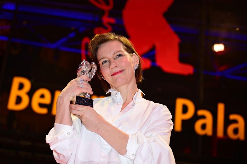 76. Berlinale - Sandra Hüller zeigt ihre Auszeichnung, den Silbernen Bären für die beste schauspielerische Leistung in einer Hauptrolle im Film „Rose“ nach der Preisverleihung bei der Abschlussgala im Berlinale Palast.Sebastian Christoph Gollnow/dpa