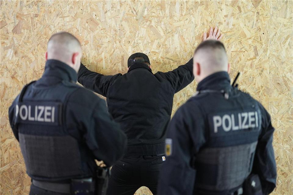 77 Delikte gegen Einsatzkräfte fanden auch bei Veranstaltungen statt. Marcus Brandt/dpa