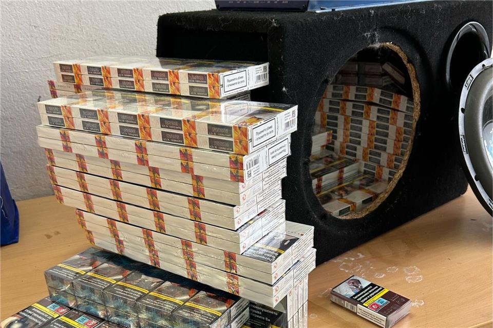 7.800 Zigaretten fanden Zollbeamte in einer Musikbox bei einer Kontrolle auf der Autobahn 3 im Landkreis Deggendorf.-/Hauptzollamt Landshut/dpa