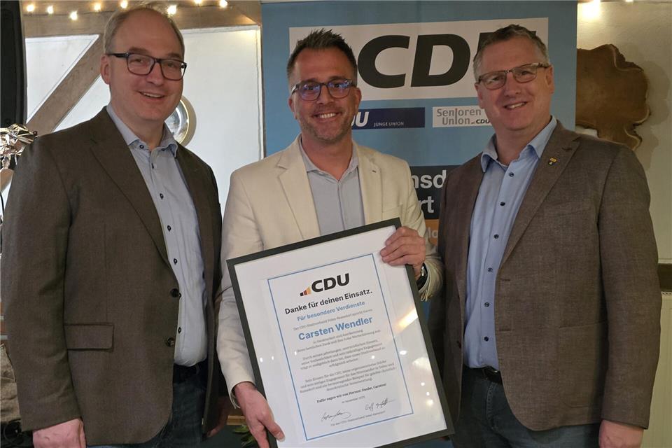 80 Jahre CDU hat auch die CDU in Velen gefeiert. Stephan Mensing (l.) und Ralf Geringhoff (r.) ehrten dabei Carsten Wendler.