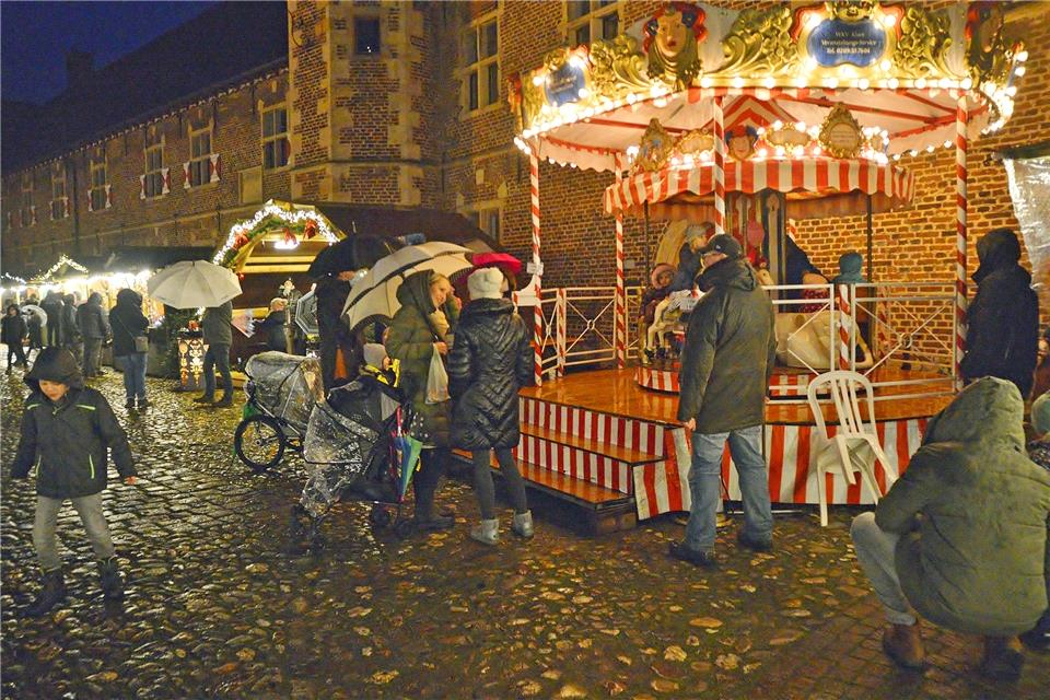 80 Verkaufsbuden gab es auf dem Adventsmarkt am Schloss Raesfeld. Der Andrang hielt sich dennoch in Grenzen, sicher auch wegen des anhaltenden Regenwetters.